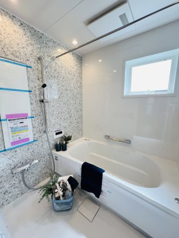 「海がきこえる。」湘南スローライフin二宮山西の浴室|1日の終わりは、ゆったりバスタイムでリセット。
アクセントパネルが映えるスタイリッシュな浴室で、家族全員がほっとひと息。