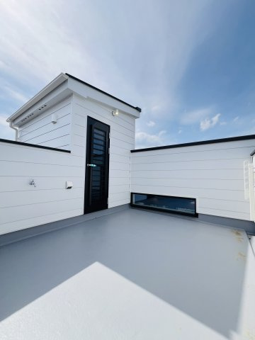 「海がきこえる。」湘南スローライフin二宮山西のバルコニー|ルーフバルコニーからは相模湾を一望できます。
毎朝深呼吸して海の匂いを感じてください◎