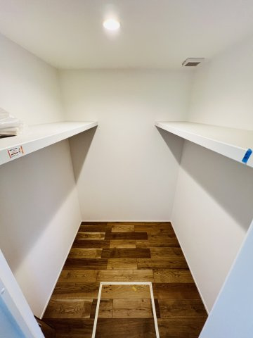 「海がきこえる。」湘南スローライフin二宮山西の収納|主寝室にあるウォークインクローゼットは、お気に入りの服をたっぷり収納可能◎