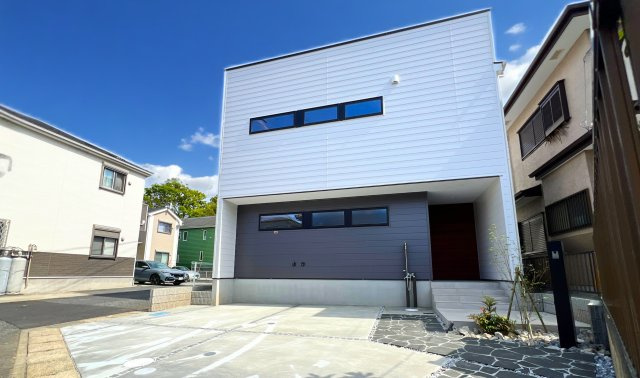 「海がきこえる。」湘南スローライフin二宮山西の外観|暮らしのスタートに、スタイリッシュな一棟を。
直線美が際立つファサードに、2台分のゆとりある駐車場。
子どもを乗せ降ろしする場面もスムーズで、忙しい朝もスマートに。