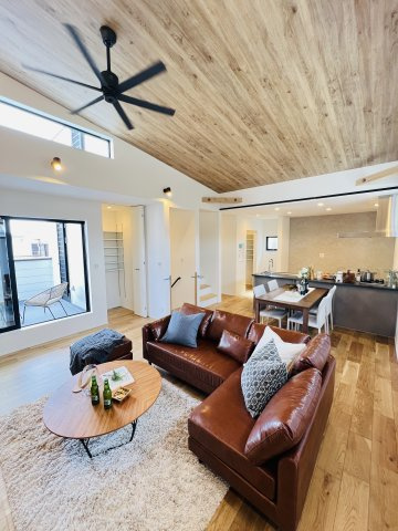 「海がきこえる。」湘南スローライフin二宮山西の居間・リビング|吹き抜けの天井と木目の温もりが調和する、ナチュラルモダンなリビング。
広々リビングには、家族がついつい集まってくる。