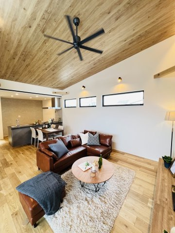 「海がきこえる。」湘南スローライフin二宮山西の居間・リビング|照明を落として、お酒と映画で過ごす週末。
そんな“大人時間”も似合う空間です。