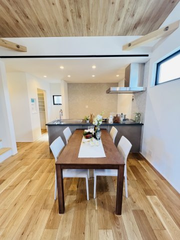 「海がきこえる。」湘南スローライフin二宮山西のダイニング|家族が集うダイニングは、料理の香りと笑い声が似合う場所。
対面キッチンで、料理をしながら会話に参加できます