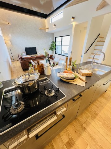 「海がきこえる。」湘南スローライフin二宮山西のキッチン|理しながらリビング全体を見渡せる設計！
会話も弾む、家族の距離がグッと縮まるキッチン