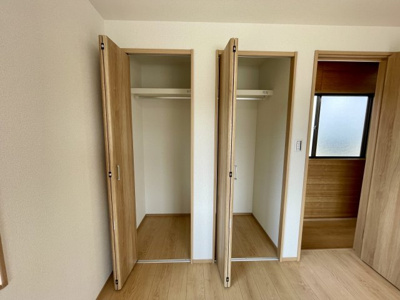 【収納】 | リフォーム済み中古戸建　米沢市窪田 | 2階の洋室、6帖のお部屋にはクローゼットが2つあります♪