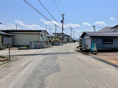 【前面道路含む現地写真】 | リフォーム済み中古戸建　米沢市窪田
