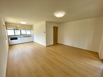 【居間・リビング】 | リフォーム済み中古戸建　米沢市窪田 | 和室をリフォームしたリビングです♪16帖の明るい空間が広がっています！お好きな家具をおいて、家族みんなでくつろげそうですね♪