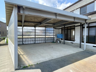 【駐車場】 | リフォーム済み中古戸建　米沢市窪田 | 車2台分のガレージ付き♪車庫として使えるほか、バーベキューや水遊びもできそうですね！