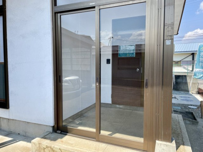 【玄関】 | リフォーム済み中古戸建　米沢市窪田 | 玄関は風除室付きとなっており、寒い風が入りにくくなっております！