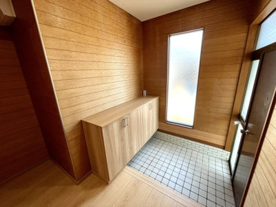 【玄関】 | リフォーム済み中古戸建　米沢市窪田 | シューズボックスもあり、清潔感のある玄関です♪