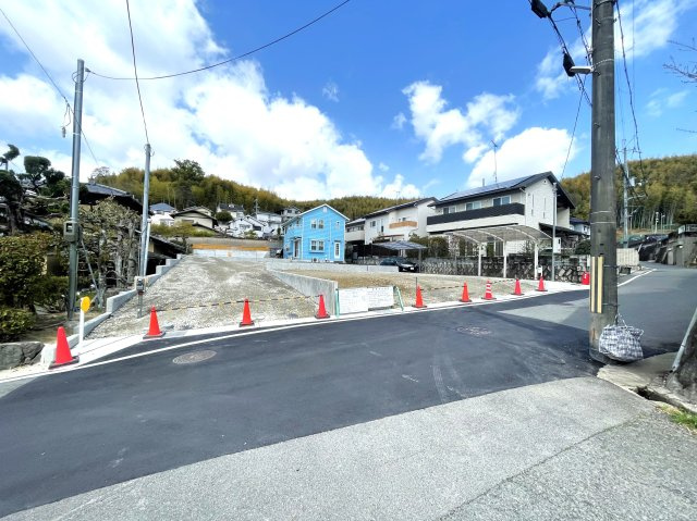 ◆建築条件無し売土地◆各「六地蔵」駅より徒歩圏内◆陽当たり・通風良好◆伏見区桃山町安芸山の前面道路含む現地写真|令和７年４月撮影