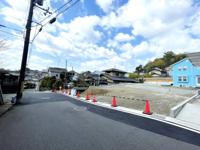 ◆建築条件無し売土地◆各「六地蔵」駅より徒歩圏内◆陽当たり・通風良好◆伏見区桃山町安芸山の前面道路含む現地写真|令和７年４月撮影