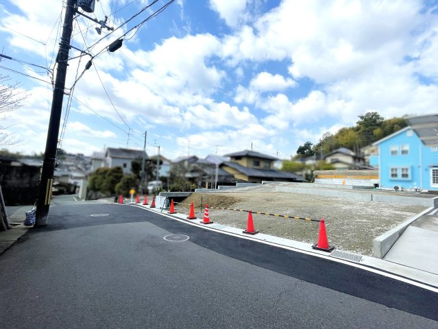 ◆建築条件無し売土地◆各「六地蔵」駅より徒歩圏内◆陽当たり・通風良好◆伏見区桃山町安芸山の前面道路含む現地写真|令和７年４月撮影