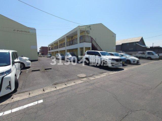 ガーデンロイヤルAの駐車場