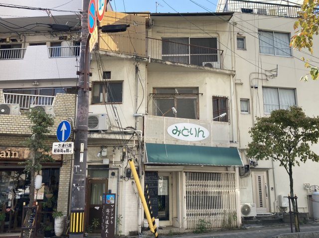 大街道　店舗付き住宅の外観|どっしりとしたブロック造の3階建て。大街道3丁目という格式あるアドレスに馴染む佇まい。1650万円という身近な条件で、この立地の主になれる喜びを感じながら、松山の街と共に歩む暮らし。