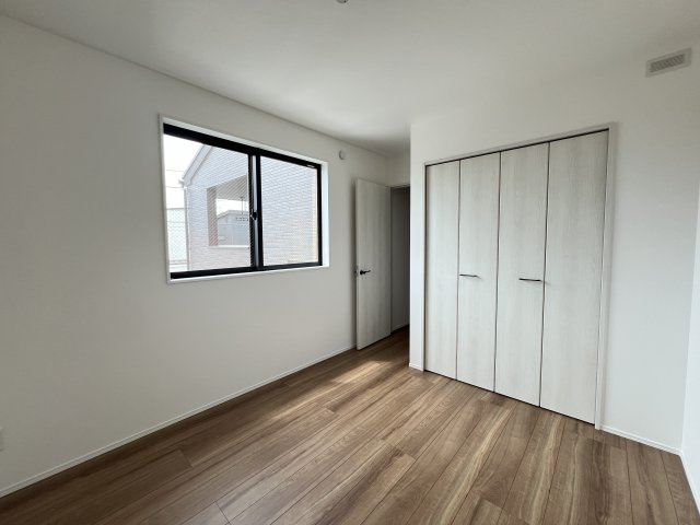 これからの時代の外観ってこんな感じ【座間市西栗原1丁目】新築戸建の洋室|明るい洋室です