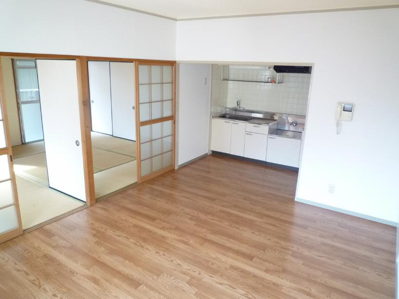 第二西垣ハイツの居間・リビング|現状優先です。