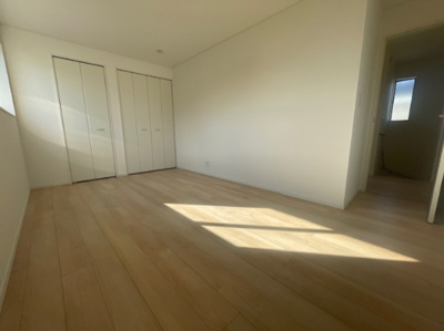 【洋室】 | 花巻市桜町　第9 | 白い壁で、明るく開放的な雰囲気をつくり、広く感じられるのが魅力です