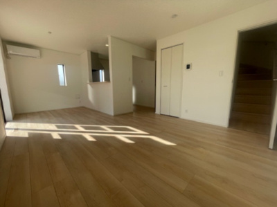 【居間・リビング】 | 花巻市桜町　第9 | 白い壁の部屋は、明るく開放的な雰囲気をつくり広く感じられるのが魅力です