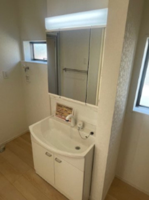 【独立洗面台】 | 花巻市桜町　第9 | 朝の身支度が重ならない独立洗面台。共働きでもバタつかず快適な朝時間を実現