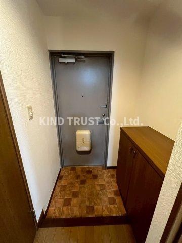 ビッグストーンの玄関|収納もある玄関です