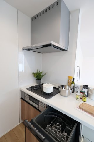 【キッチン】 | 《仲介手数料無料》練馬区石神井台５丁目25-26(2号棟)新築一戸建てリナージュ | 撮影日 2025年9月28日 11:00 晴れ