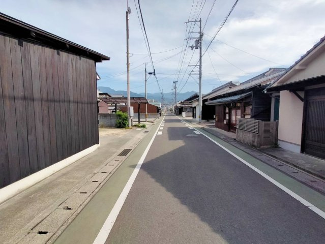 西条市本町113　売土地の周辺|現地写真（前面道路　南向き撮影）