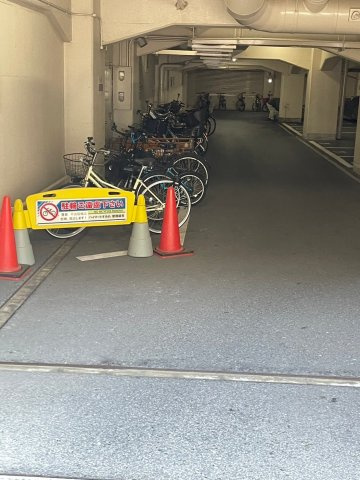 ハイマートすみれの駐輪場|雨風にさらされることのない屋内駐輪場