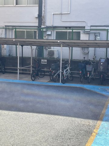 ハイマートすみれの駐輪場|屋根付きの屋外駐輪場です。
