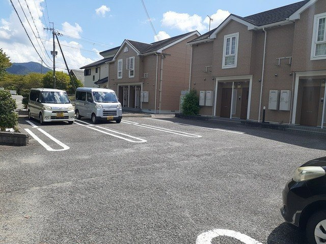 アルバプラシードⅡの駐車場