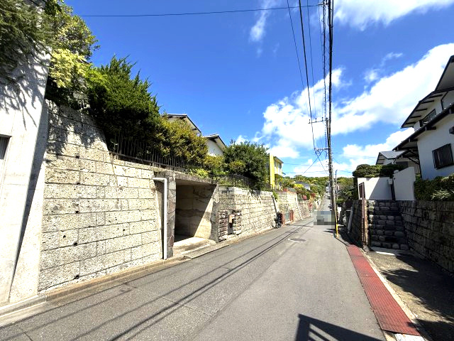 4LDK 全室南西向き　閑静な住宅街の前面道路含む現地写真|前面道路