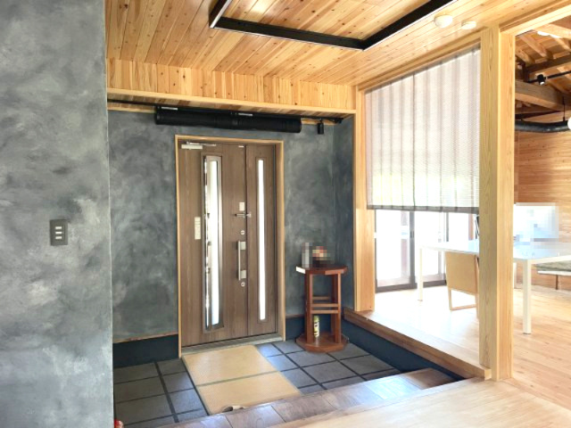 高島市永田中古戸建の玄関