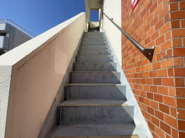 鹿児島市下荒田四丁目売ビルのその他|階段は外階段で手すりがございます。