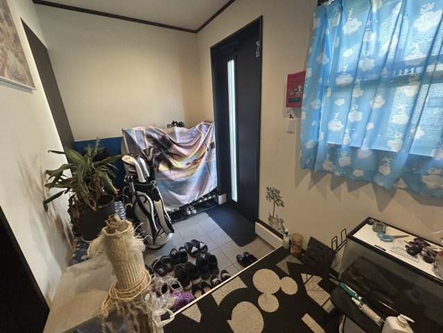 5LDKの注文戸建！鹿沼市西沢町　中古住宅の玄関|明るい玄関です