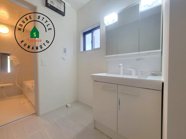 菊池郡大津町大字室第11-5棟（4号棟）　の脱衣所|ゆとりの洗面スペースで朝の身支度もスムーズに。暮らしを快適に変えるシャワー付洗面台です！