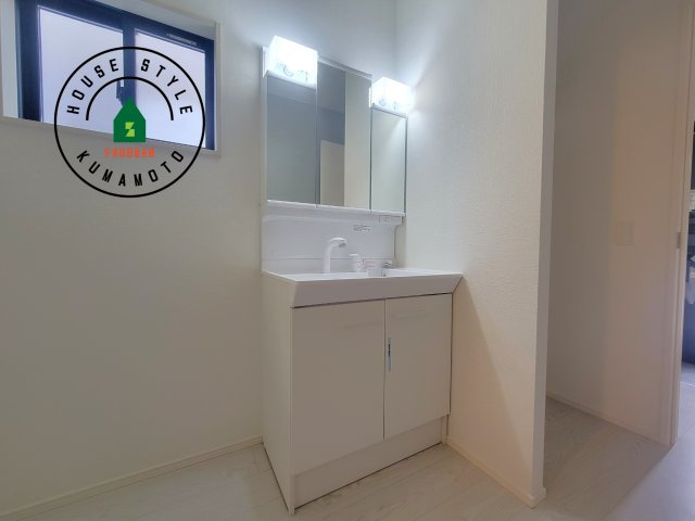 菊池郡大津町大字室第11-5棟（4号棟）　の独立洗面台|毎日使うものだから清潔な空間を保ちたい水回り。洗面にはそんな願いを解消させてくれる収納アイデアが満載です。三面鏡の裏側にはキャビネットが現れ小物から背の高い物まで収納できます。