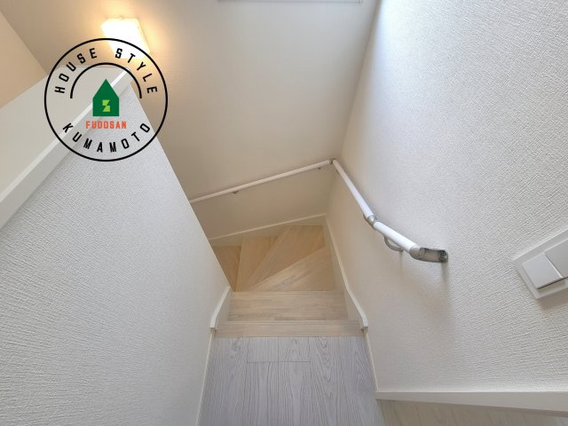菊池郡大津町大字室第11-5棟（4号棟）　の内装|＜手すり付階段＞手すりがないと階段の昇り降りで危険なことはもちろん、壁に手をつきながら歩くことで壁紙が汚れやすくなります。すべての方に快適に昇り降りしていただくため、手すりを設置しました。