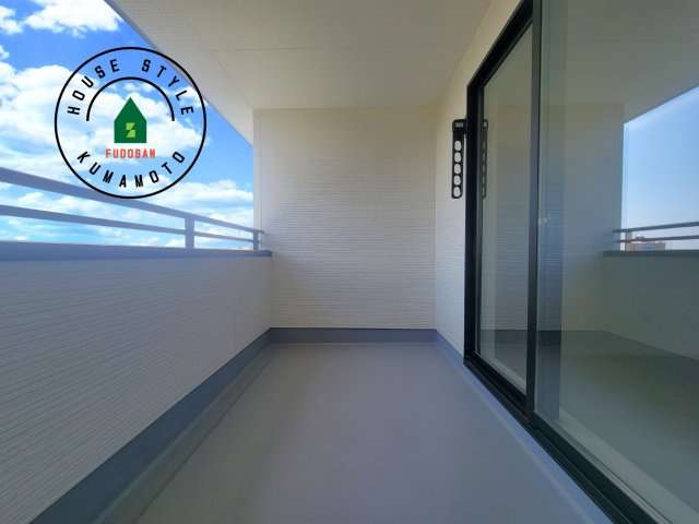 菊池郡大津町大字室第11-5棟（4号棟）　のバルコニー|風をしっかりと感じられるバルコニーでは、毎日が洗濯日和です。広々としているので洗濯も楽しくなるでしょうし、気分転換にバルコニーからの眺めを楽しむのもいいでしょう。