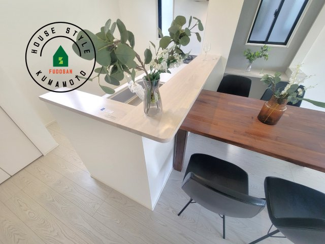 菊池郡大津町大字室第11-5棟（4号棟）　のダイニング|キッチンから立ち込める香りが今日の料理を期待させます。