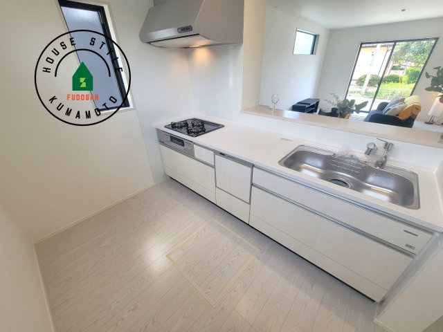 菊池郡大津町大字室第11-5棟（4号棟）　のキッチン|ダイニングテーブルへの配膳がラクラク、お料理はかどるカウンター付きシステムキッチン！