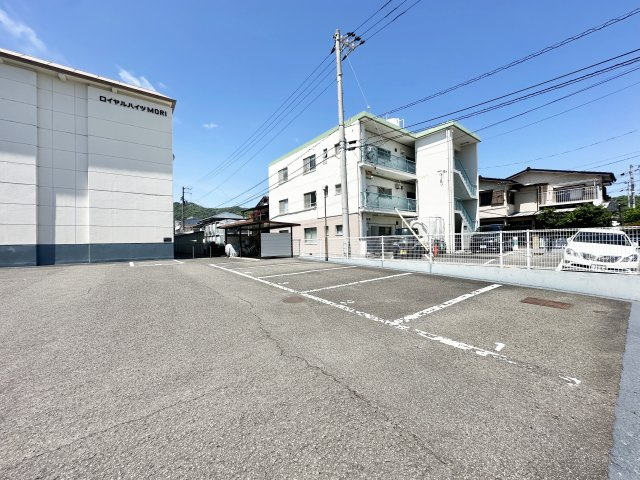 ロイヤルハイツMORIの駐車場