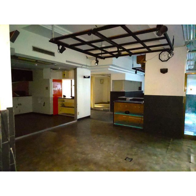 ＦＲＯＭ　ＥＡＳＴの内装