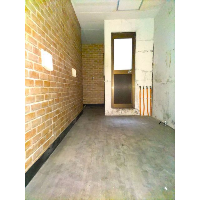 ＦＲＯＭ　ＥＡＳＴの内装