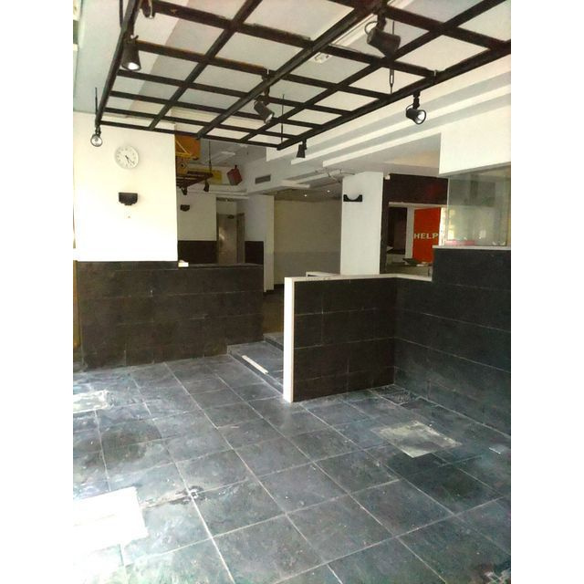 ＦＲＯＭ　ＥＡＳＴの内装