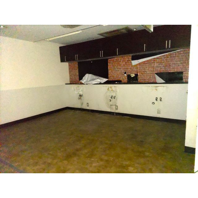 ＦＲＯＭ　ＥＡＳＴの内装