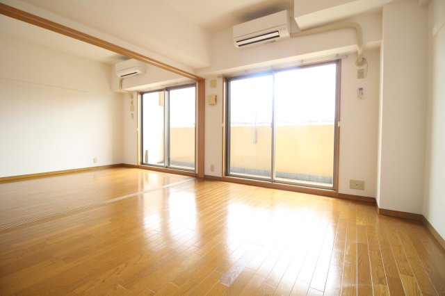 大阪市西成区玉出東２丁目の賃貸マンションの居間・リビング