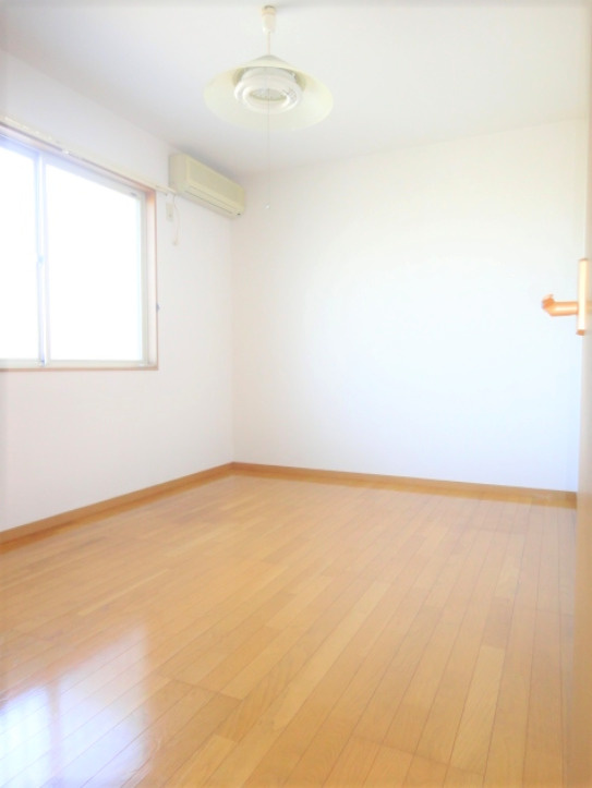 トロイメライIの寝室|落ち着いた色調の洋室です