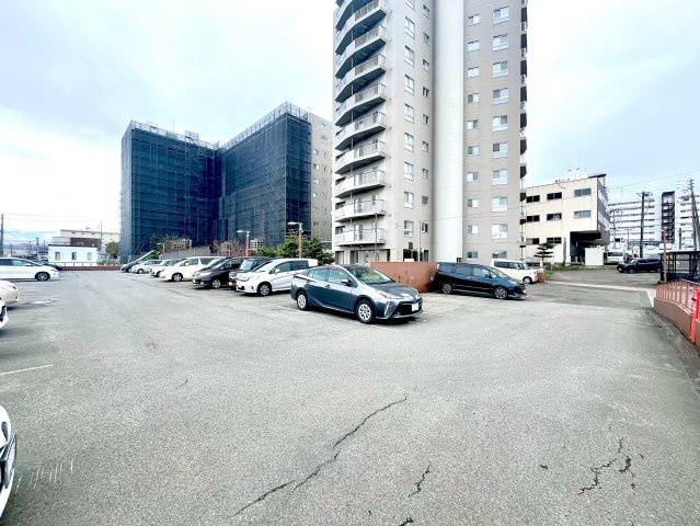 ロイヤルシャトー手稲富丘スカイタワーの駐車場