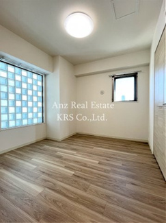 【寝室】 | プレサンス心斎橋レヨン | 6.0帖の洋室です♪小窓と収納スペースあります！