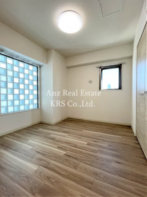 【寝室】 | プレサンス心斎橋レヨン | 6.0帖の洋室です♪小窓と収納スペースあります！